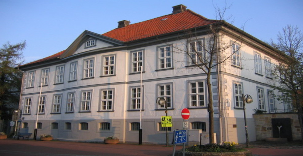 Schmuckgrafik (Bild des Amtsgericht Springe von der Straßenseite aus)